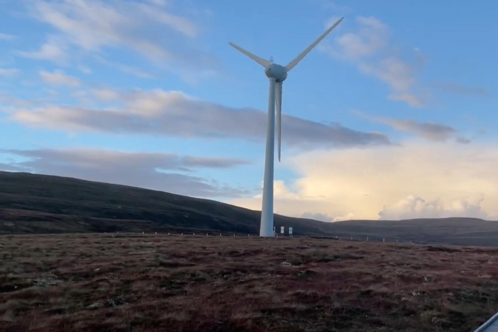 The Kingarly Hill wind turbine surronded by grassland and hills.